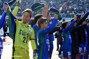 3年ぶりの開幕戦勝利に喜ぶ徳島の選手たち。ハットトリックを決めたMF西谷㊥＝鳴門ポカリスエットスタジアム