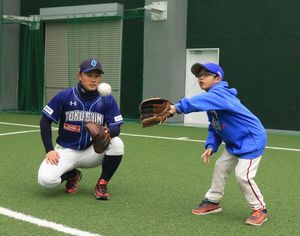 垂井主将から捕球の基本を教わる台湾の子どもたち＝阿南市桑野町のあななんアリーナ