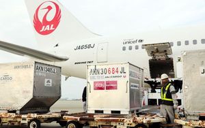 日本航空の旅客機から運び出されるイオングループの支援物資＝松茂町の徳島阿波おどり空港