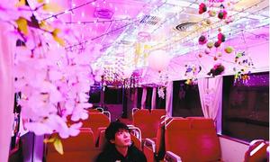 桜の造花やLEDの光で彩られた車内=海陽町の阿佐東線