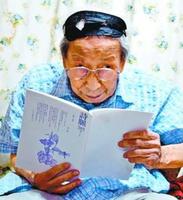 平和の尊さを訴え続ける100歳詩人の大南さん=徳島市幸町3