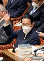 　衆院予算委で答弁のため挙手する岸田首相＝２７日午前