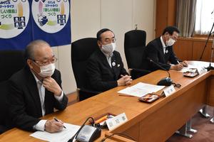 徳島県新型コロナウイルス感染症対策本部会議で６人目の感染者の報告を受ける飯泉嘉門知事（中）ら＝26日午前9時すぎ、県庁 