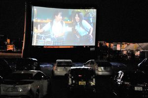 スクリーンに投影された映画「少女Ｈ」＝徳島市のマリンピア沖洲多目的スペース