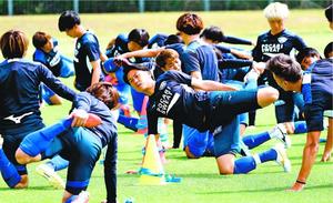 入念なストレッチで体のバランスを整える徳島の選手たち=徳島スポーツビレッジ