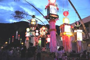 幻想的な光を放つ七夕飾り＝神山町下分の下分公民館