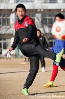ろう者サッカーの男子日本代表候補に選ばれた青木さん＝徳島市の八万中