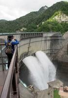 　観光放水が始まった黒部ダム＝２６日午前、富山県立山町