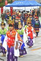 鮮やかな衣装に身を包み、武者行列で練り歩く子どもたち＝三好市西祖谷山村のかずら橋夢舞台