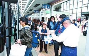 帰省客や観光客で混み合う高速バス乗り場=徳島駅前