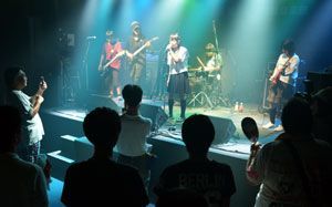 演奏を披露する中学生と短大生の混合バンド＝徳島市の四国大