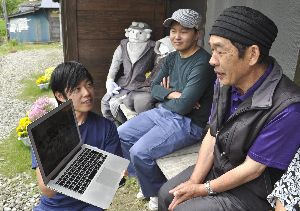 インターネット電話で福島の児童に祖谷の生活を紹介する西川さん（左端）ら＝三好市東祖谷中上