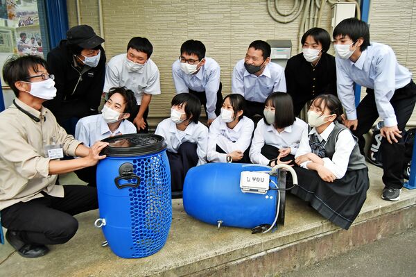 小松島の高校生チーム　水路に手作り浄化装置を設置