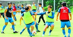 甲府戦に向け、練習に励む徳島の選手たち=徳島スポーツビレッジ