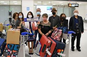 　米国から成田空港に到着した、訪日観光ツアー実証事業の参加者ら＝２４日午後