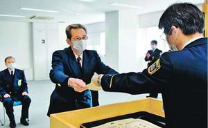感謝状を受け取る永濱さん(左から2人目)=北島町の板野東部消防組合消防本部