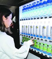 チームラボが開発し、自販機で販売しているアルミ缶入り飲料水(中段)=東京・お台場の「森ビルデジタルアートミュージアム:エプソン　チームラボボーダレス」