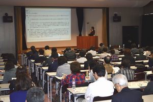 徳島労働局の研修会で、ストレスチェックの説明を受ける企業の労務担当者。心の健康対策が進められている＝１１月下旬、徳島市のとくぎんトモニプラザ