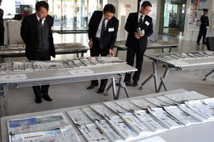 全国各紙の年頭の紙面が並ぶ新聞展＝徳島市の新聞放送会館
