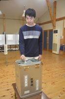 つるぎ町議補選で、投票する井口さん＝同町貞光