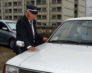 ７４歳でタクシー運転手を続ける富永さん。運転手の高齢化が進んでいる＝徳島市南常三島町３の徳島第一交通
