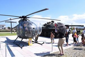 ヘリコプターを記念撮影する親子連れ＝阿南市那賀川町の陸上自衛隊徳島駐屯地