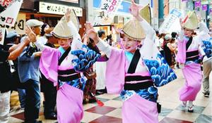 アーケードで流し踊りを披露する踊り子=大阪市の天神橋筋商店街