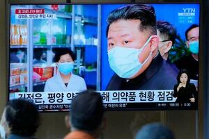　１６日、ソウルの街頭テレビで、北朝鮮の金正恩総書記らの映像を見る人たち（ＡＰ＝共同）