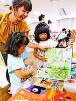 絵本を読む子ども=阿南市富岡町の市文化会館