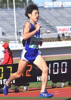 陸上８００メートルで金メダルを獲得した高井俊治さん＝岩手県北上市の北上総合運動公園北上陸上競技場