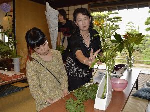 新田さん（右）から指導を受ける参加者＝徳島市の阿波十郎兵衛屋敷