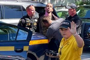 　１２日、米東部ニューヨーク州シャトークアで、当局に拘束されたヘイディ・マタール容疑者（中央）（Ｃｈａｒｌｅｓ　Ｆｏｘ提供・ＡＰ＝共同）