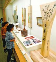 お鯉さんと四宮生重郎さんゆかりの品が並ぶ展示会=徳島市の徳島城博物館