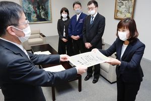 近藤編集局長（左）から表彰状を受け取る殿川さん＝徳島新聞社