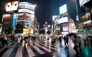 　東京・渋谷のスクランブル交差点を行き交う人たち＝１３日午後６時５１分