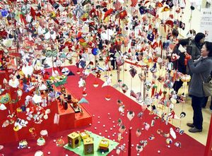 多数の人形がつるされ、華やかな雰囲気に包まれた会場＝徳島市のアミコビル