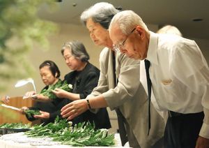 徳島戦災死没者追悼式で献花する遺族ら＝徳島市のホテル千秋閣