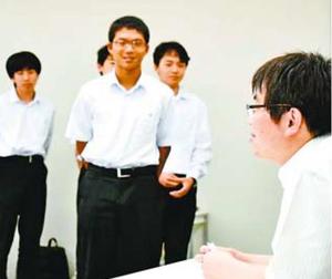 「証人尋問」で弁護士に質問する高校生=徳島弁護士会館