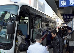 Ｕターンラッシュがピークとなり乗客で混雑する高速バス乗り場＝徳島駅前