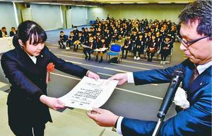 表彰状を受け取る木下美優さん(左)=徳島市の新聞放送会館