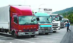 PAに並ぶトラック。運送業界では働き方改革による人手不足が懸念されている=兵庫県南あわじ市