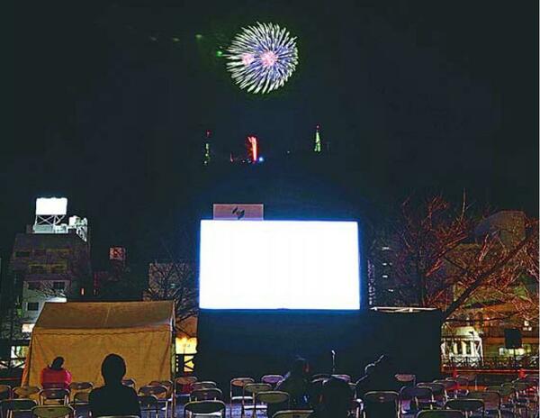 花火映像に合わせ本物40発打ち上げ　徳島市で「映画祭」