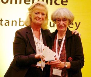 国際コンパニオンアニマル会議で国際動物福祉貢献賞を受賞したオリバー代表（右）（ＡＲＫ提供）