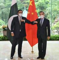 　パキスタンの外相（左）と写真に納まる中国の王毅国務委員兼外相＝２２日、中国広東省広州（中国外務省の「微博（ウェイボ）」から、共同）
