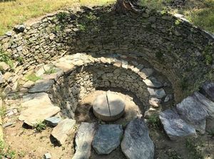 らせん状に石組みで作られた「まいまい井戸」=徳島市国府町芝原