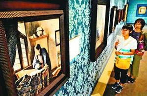 常設展示された「地理学者」の陶板画(手前)=鳴門市の大塚国際美術館