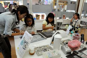 アクセサリー作りの体験教室が開かれたサロンで、作り方を学ぶ子どもら＝吉野川市鴨島町鴨島