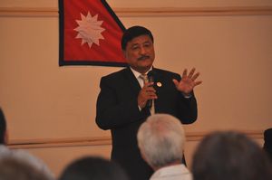 ネパールの現状について聴衆の質問に答えるビシュヌ会長＝徳島市のホテルサンシャイン徳島アネックス