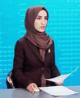 　報道番組で顔を覆わずニュース原稿を読むロマ・アディルさん＝２２日、アフガニスタン・カブール（本人提供・共同）