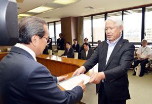 遠藤市長（左）に要望書を手渡す浜田市長＝徳島市役所